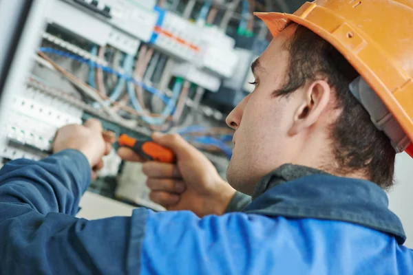 Ingeniero electricista trabajador — Foto de Stock