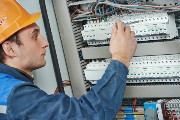 Ingeniero electricista trabajador —  Fotos de Stock