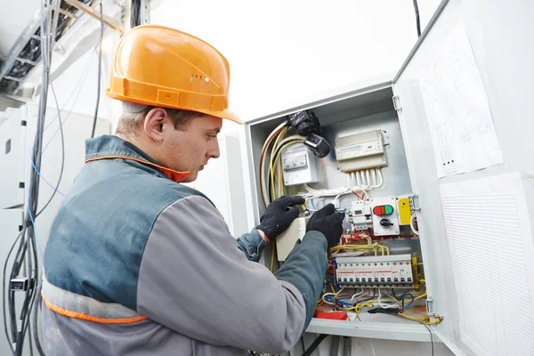 Engenheiro eletricista trabalhador — Fotografia de Stock