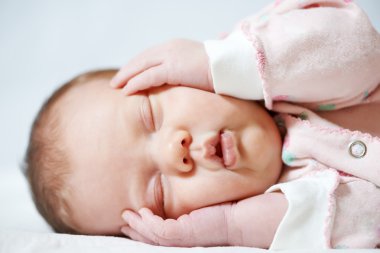 uyuyan yeni doğan bebek