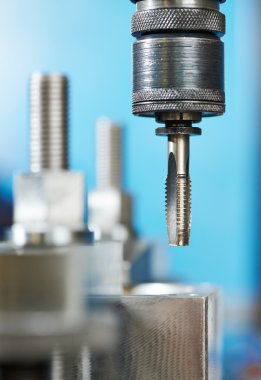 metal iplik yakın çekim işlemi