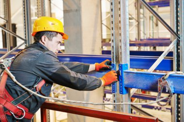 ambar çalışanı yükleme raf düzenleme