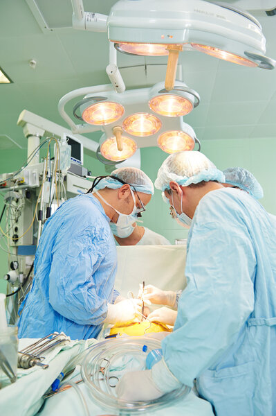 Команда хирургов при операции на сердце
