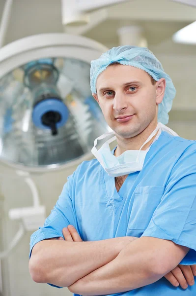 Chirurg Arzt im Operationssaal — Stockfoto