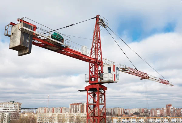 Guindaste de construção de torre sobre a cidade — Fotografia de Stock