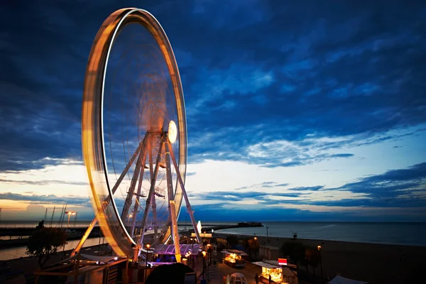 Merry-go-round in de nacht (bewegingsonscherpte van lichten) — Stockfoto