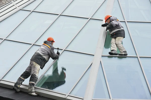 Dos trabajadores instalando ventana exterior —  Fotos de Stock