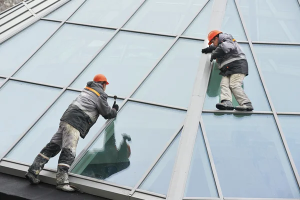 Twee werknemers buiten venster installeren — Stockfoto