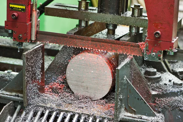 Proceso de primer plano de mecanizado de metales por sierra —  Fotos de Stock