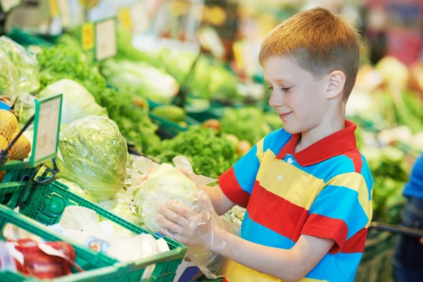 Kind winkelen bij de supermarkt — Stockfoto