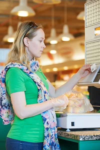 Mujer joven en las compras de alimentos en el supermercado —  Fotos de Stock