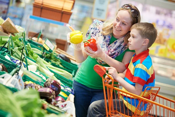 Rodina, nakupování v supermarketu — Stock fotografie