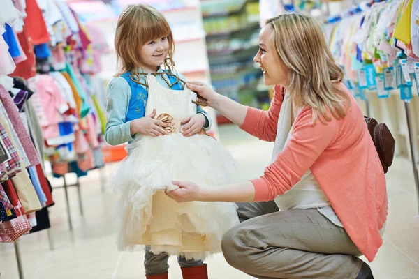 Mulher e menina roupas de compras — Fotografia de Stock