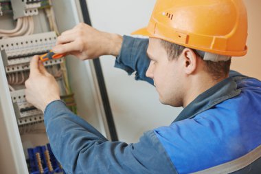 Elektrikçi mühendis işçi