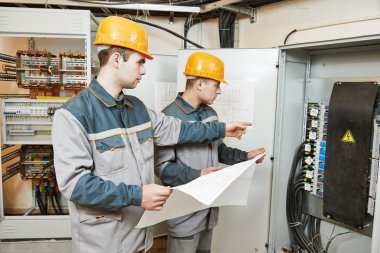 iki elektrikçi işçi
