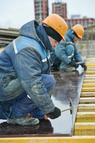 建筑工人编制模板 — 图库照片