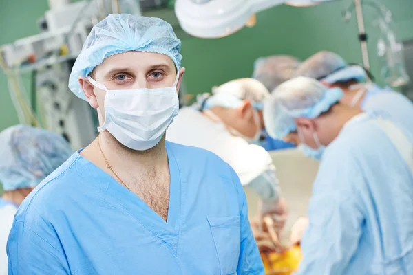 Médico cirurgião na sala de cirurgia — Fotografia de Stock