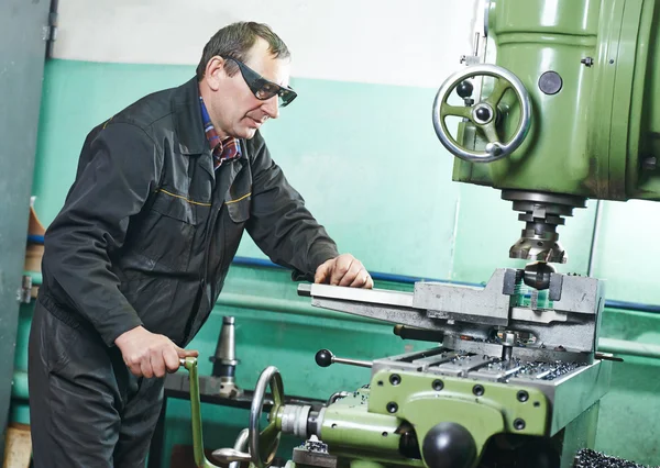 Operador da máquina de moagem — Fotografia de Stock