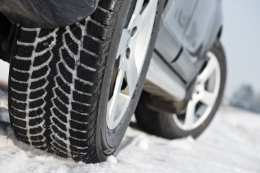 Kış lastik tekerlekler üzerinde suv araç açık havada yüklü