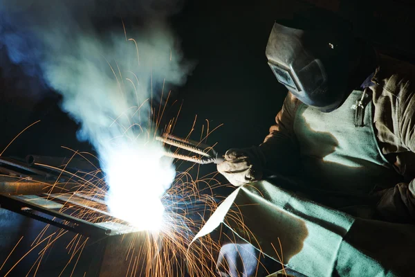 Soudeur à l'atelier d'usine — Photo