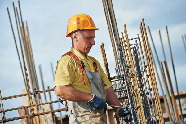 Trabajador de la construcción haciendo refuerzo — Foto de Stock