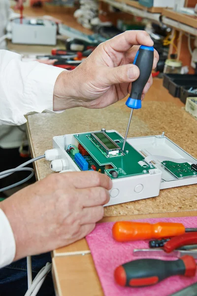 Microchip assembling manufacture — Stock Photo, Image