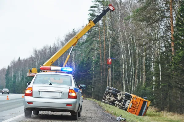 Polisbil med en blottare på lastbil krasch — Stockfoto