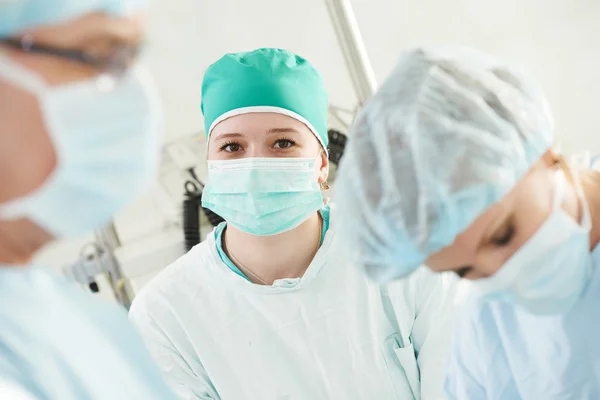 Chirurg arts in de chirurgie operatie kamer — Stockfoto