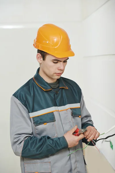 Eletricista no trabalho de cabeamento — Fotografia de Stock