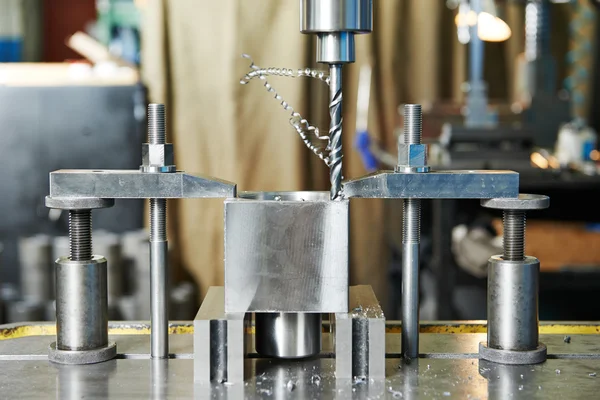 Proceso de primer plano de mecanizado de taladros metálicos —  Fotos de Stock