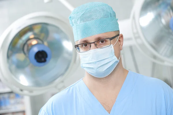 Medic chirurg în sala de operații chirurgicale — Fotografie, imagine de stoc