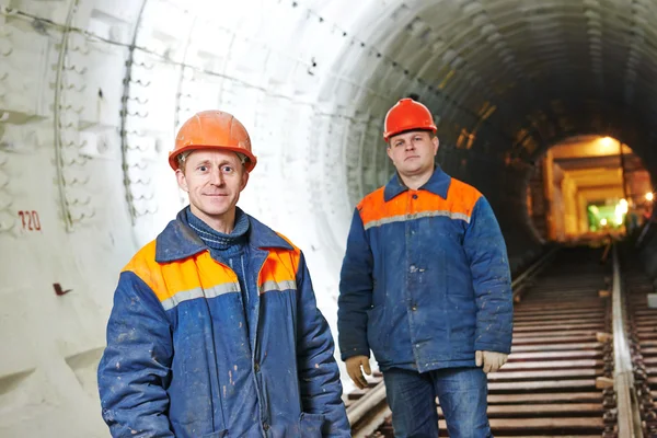 Lucrători în tuneluri pe șantierul subteran — Fotografie, imagine de stoc