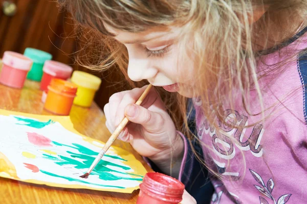 Ragazza pittura nella scuola materna — Foto Stock