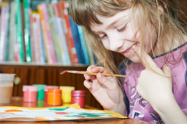 Pintura de niña en preescolar — Foto de Stock