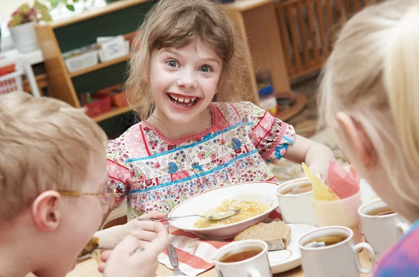 Meisje eet ontbijt — Stockfoto