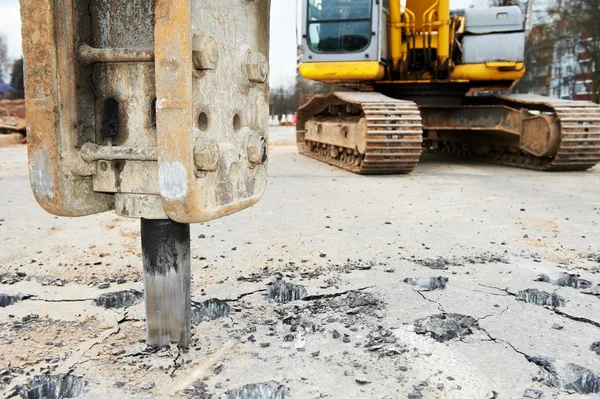 Asfalto Trabajos de reparación de carreteras con martillo hidráulico —  Fotos de Stock