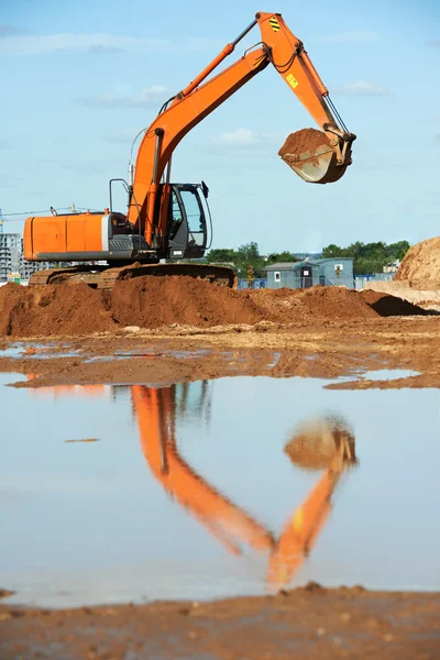 Excavator loading works — Stock Photo, Image