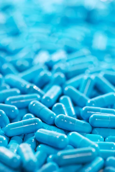 Azul píldoras cápsula marrón medicina antibiótico — Foto de Stock