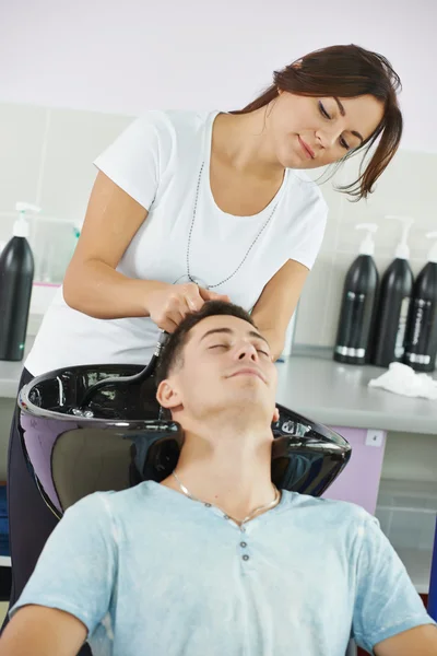 Lavaggio di capelli di uomo in parrucchiere — Foto Stock