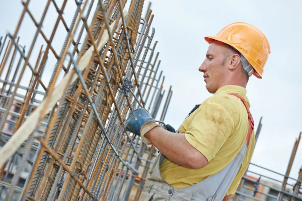 Trabalhador da construção civil fazendo reforço — Fotografia de Stock