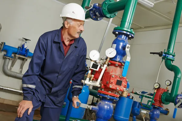 Engenheiro de aquecimento reparador na sala da caldeira — Fotografia de Stock