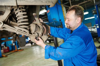 Auto makinist araba süspansiyon onarım iş başında