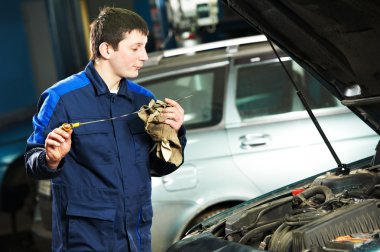 Araba tamircisi, motor motor yağı incelenmesi