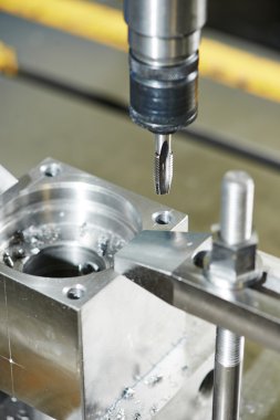 metal iplik yakın çekim işlemi