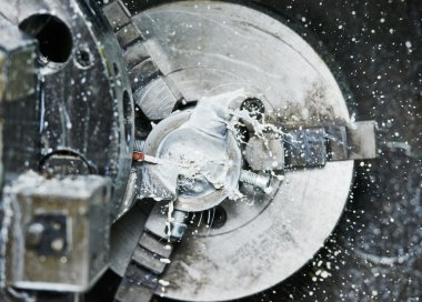 Torna üzerinde delik işleme tarafından metal işleri