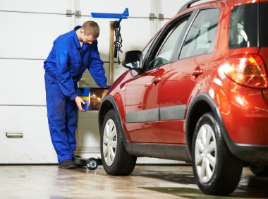 Auto makinist araba Far check-up at
