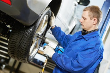Auto makinist müsvettesini araba tekerleği anahtarı tarafından