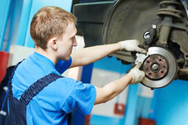 Auto makinist araba fren kalıpları değiştirme