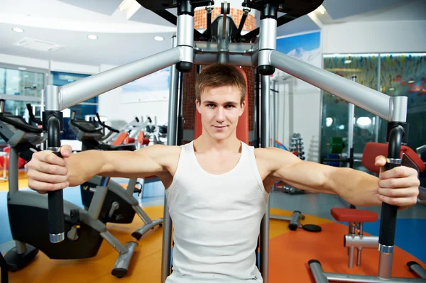 Homme positif à la poitrine pectorale exercices machine — Photo