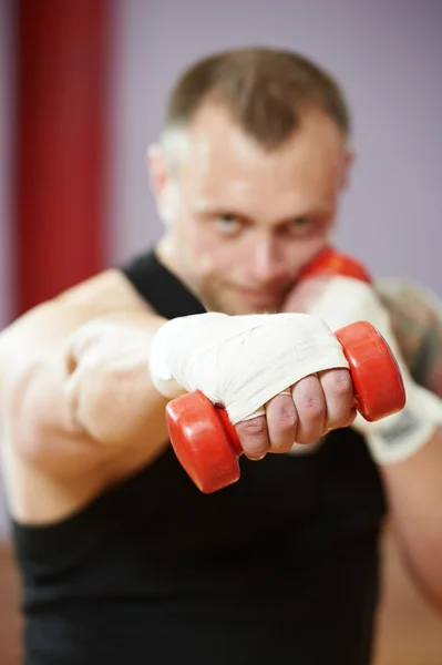 Bokser man op bokstraining met halters — Stockfoto